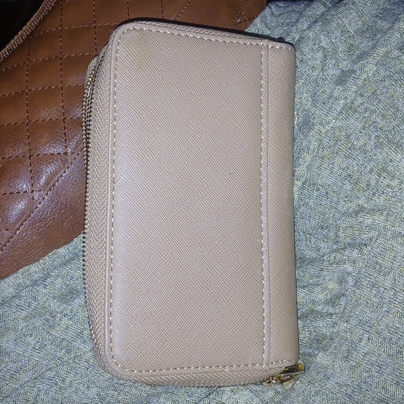 Nice GBG wallet that has a bunch of room in it. - Picture 1 of 3
